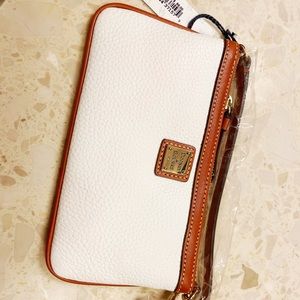 Dooney & Bourke wristlet (new) ❣️